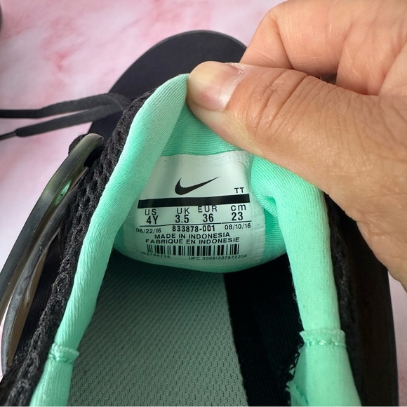 NIKE Presto Sneakers Green Glow Shoes US 4Y UNISEX - Picture 2 of 13